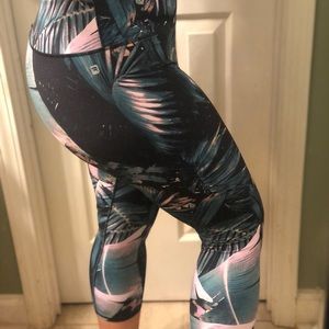 Fabletics Mid-Rise 20” Capri legging